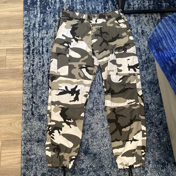 Goodbye Bread Camo Cargo Pants Size Medium - Picture 4 of 6